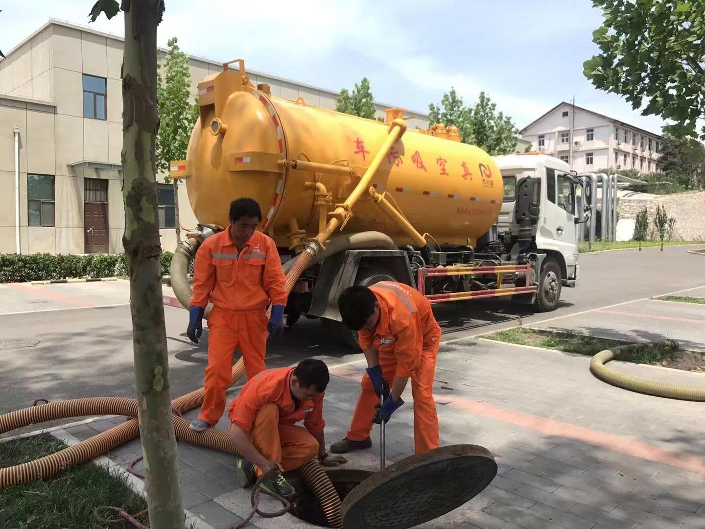 绍兴管道疏通车停在窨井附近