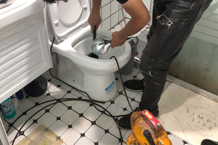 绍兴马桶堵塞自己疏通还是找师傅？专业上门服务让你省时更省心